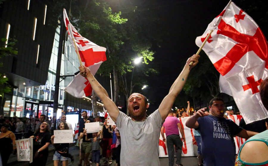 "Натравим Киев на Тбилиси": Запад отворачивается от Грузии