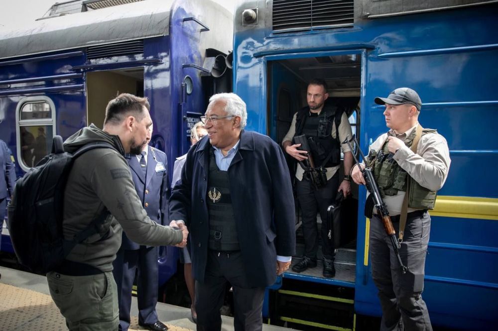 Премьер-министр Португалии Антониу Кошта в сопровождении личной охраны прибыл сегодня в Киев, откуда его отвезли осматривать Ирпень