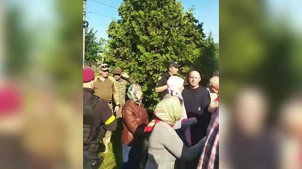 Сектанты из ПЦУ не смогли взломать 300-летние двери Покровского храма в Фастове