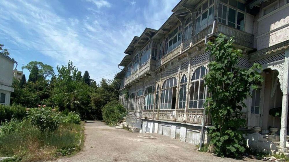 Территория усадьбы Меллер-Закомельских В Ялте приведена в порядок