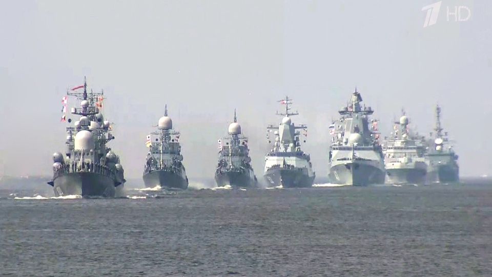 Более 20 боевых кораблей и катеров приняли участие репетиции Главного военно-морского парада, которая прошла в акватории Невы
