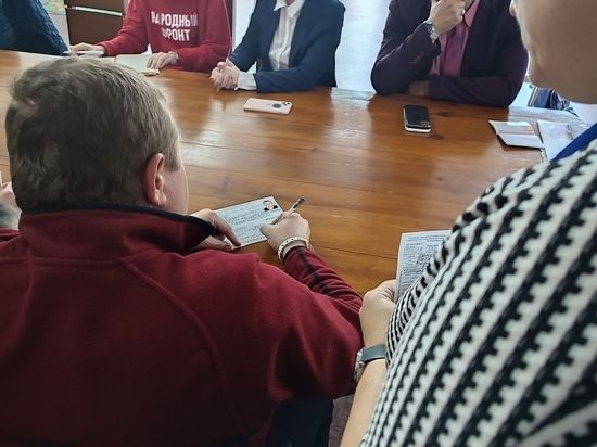 Беженцы из Мариуполя получили паспорта граждан РФ прямо в пункте временного размещения в Алуште