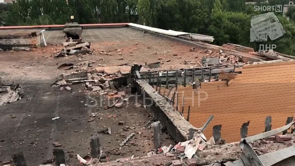 #война. Прямое попадание украинского снаряда в крышу роддома больницы им. Вишневского в Донецке в результате обстрела города 13 июня 2022 года