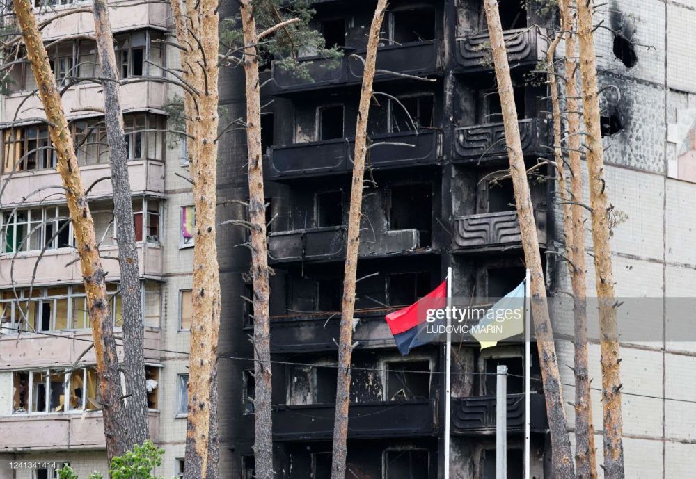 Флаг боевиков "Правого сектора" около здания в Ирпене, который сегодня посетили лидеры стран Германии, Италии, Франции и Румынии