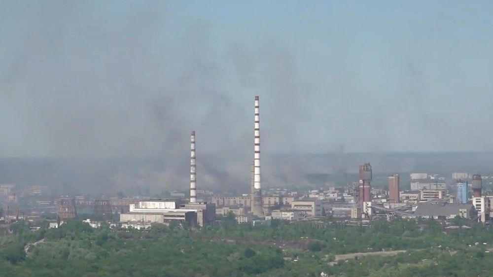 На грани химической катастрофы: Украинские войска окружены на заводе «Азот»