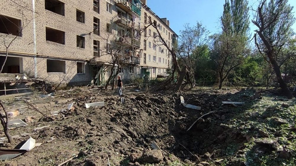 «Перед многоэтажкой большая воронка, выбиты стекла, четверо раненых»: Украинские боевики ударили по Донецку предположительно американской ракетой HIMARS