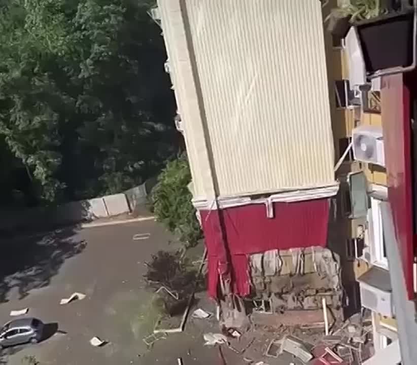 Ещё кадры последствий обстрела ВСУ жилого комплекса «Вишнёвый» в Киевском районе Донецка