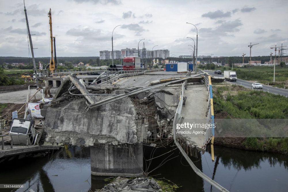 Уничтоженный мост в Ирпене