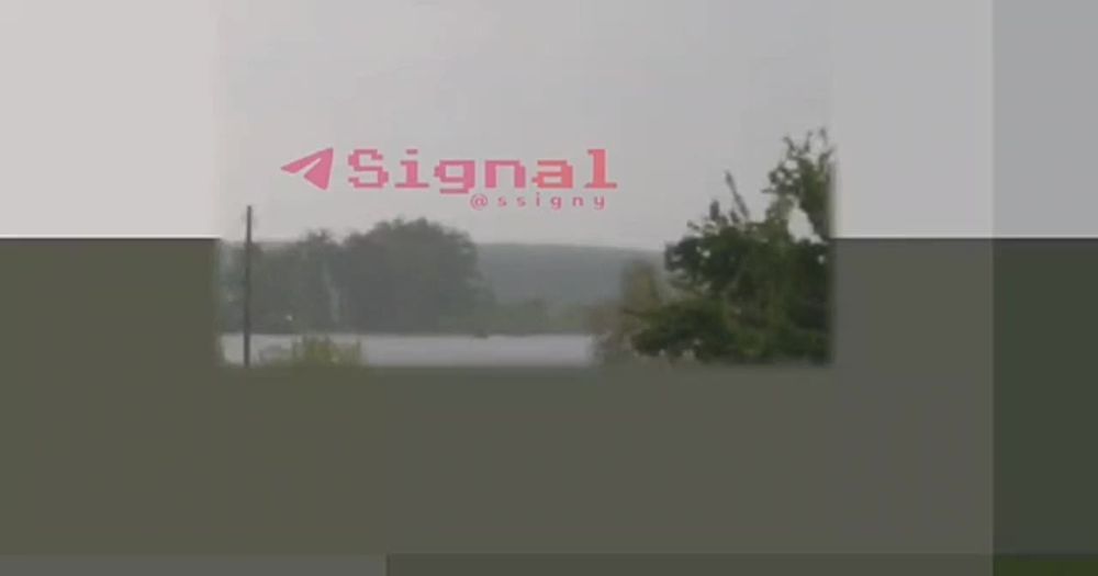 Видео попадания молнии в заминированный мост под Киевом