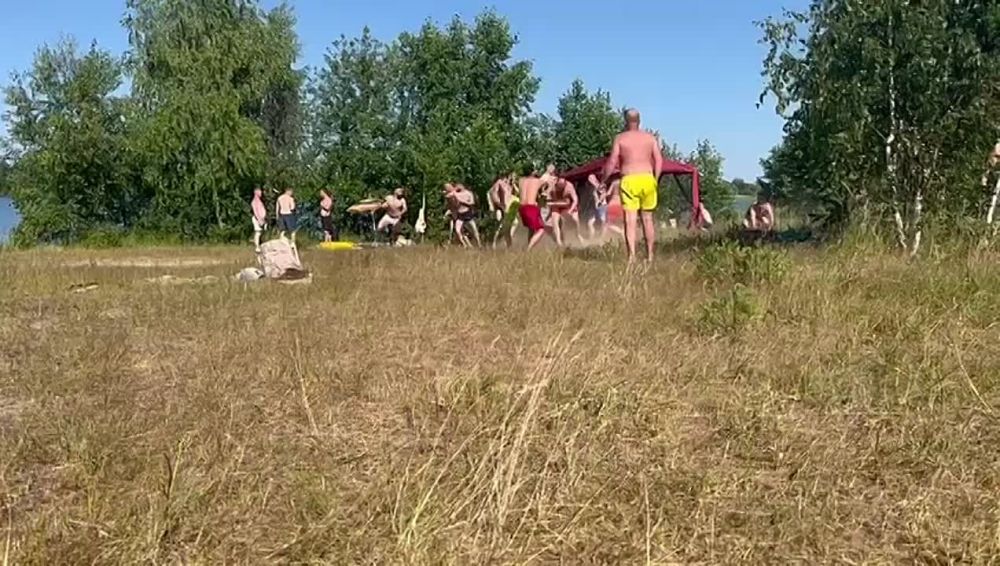 В социальных сетях активно распространяется видео массовой драки, произошедшей на днях в посёлке Обухово Богородского городского округа Московской области