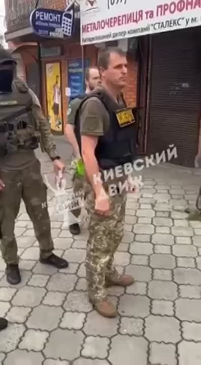 В Обухове Киевской области проводят облавы и вручают повестки в заведениях