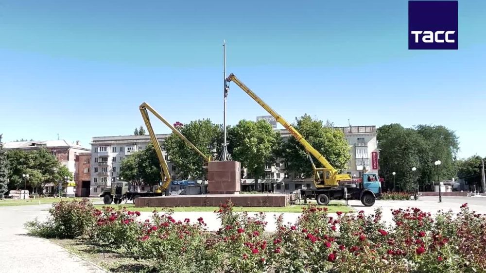 На главной площади Херсона демонтируют последнюю часть памятника "небесной сотне", представлявшую высокий металлический шест с гербом Украины, сообщила замглавы военно-гражданской администрации области Екатерина Губарева