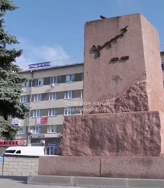 В Белой Церкви демонтировали памятник деятелю российского революционного движения Петру Запорожцу