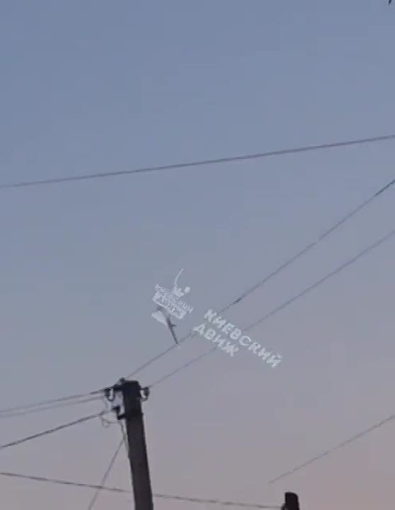 Истребитель Су-27 Воздушных сил Украины производит пуск ракеты по воздушной цели над Белой Церковью в Киевской области