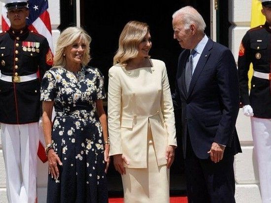 Байден встретил Елену Зеленскую букетом цветов