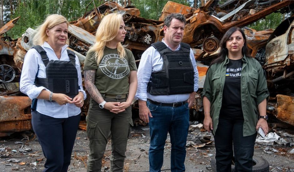 Black Rifles Matter. В Интернете активно обсуждают фото Нэнси Фезер и Хубертуса Хайля, сделанное во время экскурсии по...