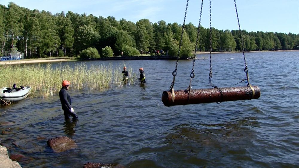 Жемчужина Обуховского завода: огромную торпеду времен Первой мировой подняли со дна озера в Ленобласти