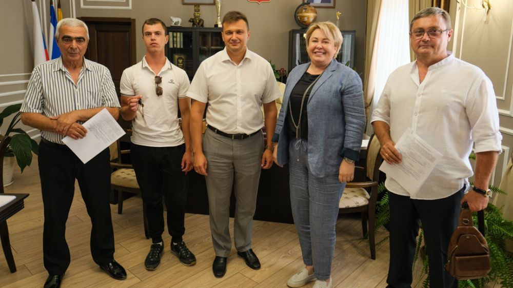 Ялтинцам вручили сертификаты на приобретение жилья и ключи от новой квартиры