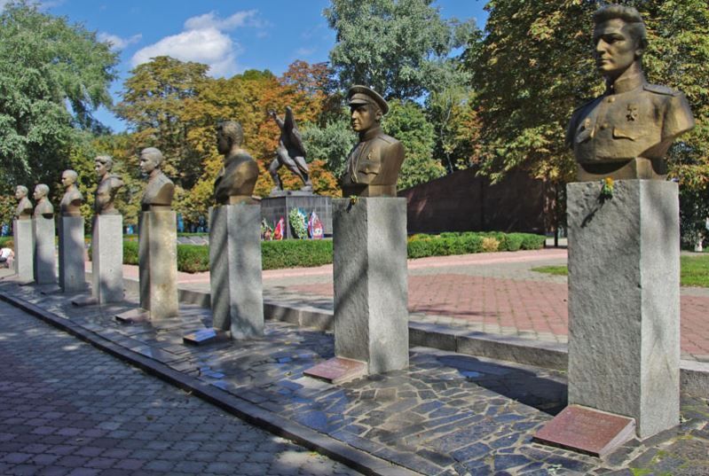 В Борисполе под Киевом в рамках дебилизации, декоммунизации и дерусификации уничтожат аллею Героев СССР —уроженцев города и района