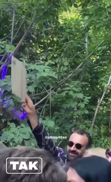 Ничего необычного, просто советник офиса Зеленского Сергей Лещенко радуется жизни и танцует с картонкой с надписью "Kiss me" на каком-то уличном фестивале