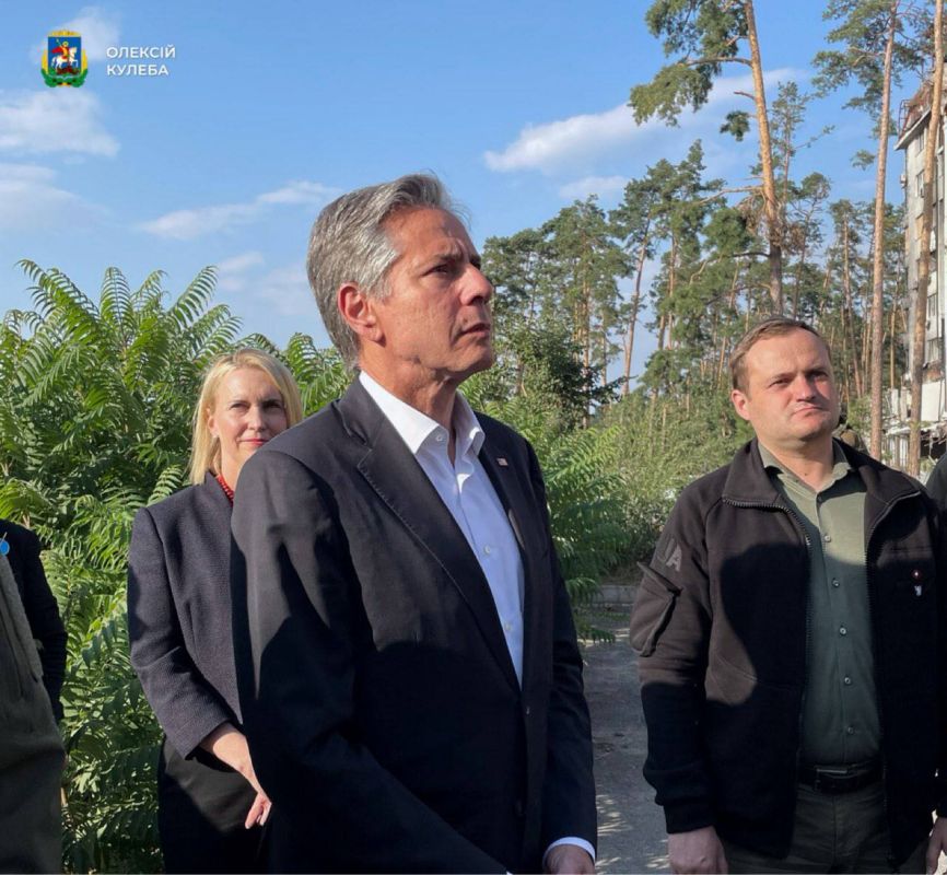 Для госсекретаря США Блинкена устроили привычную для заезжих гостей экскурсию — отвезли в Ирпень и попросили сделать грустное лицо