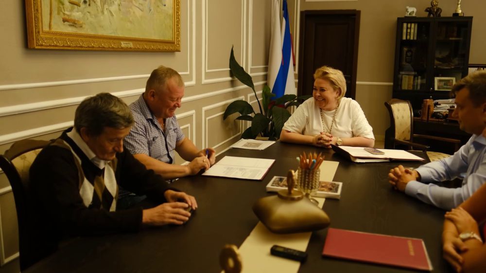 Еще двум ялтинцам вручили государственные жилищные сертификаты