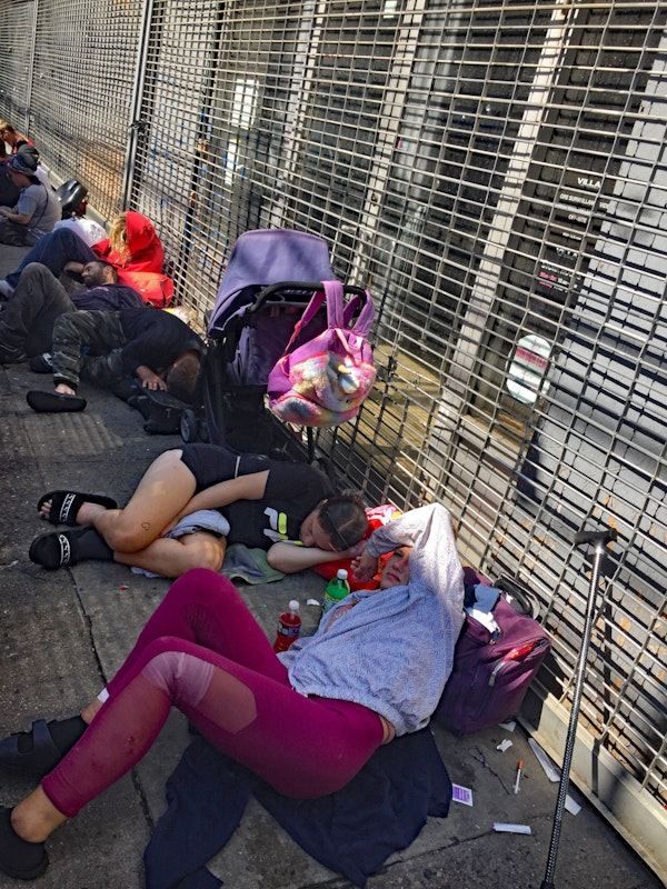 Владимир Корнилов: Голландский фотожурналист Тин Футен прогулялся по Филадельфии и представил свой фотоотчет… А западные политики все в Ирпень едут на разрушения смотреть