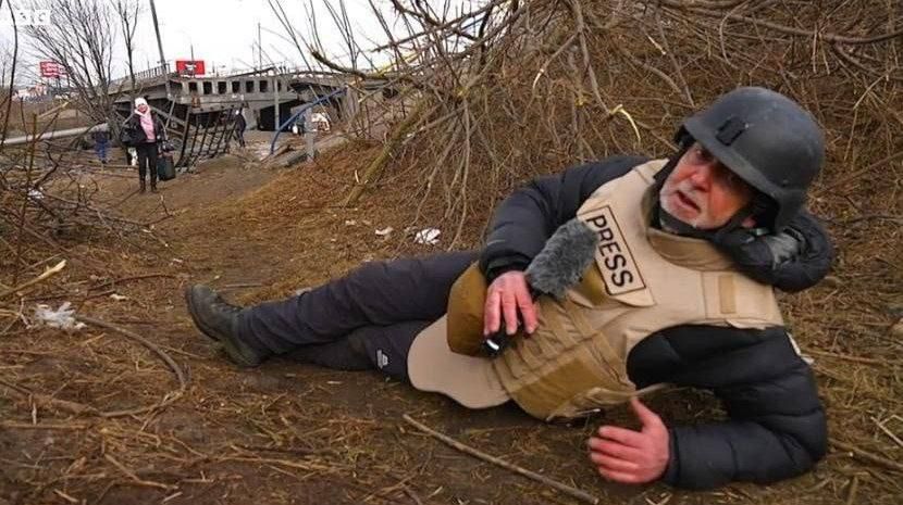 Британская The Times поведала о "ветеране военных репортажей" Джереми Боуэне, который рассказывал душераздирающие истории о ВС РФ — и якобы вещал с передовой