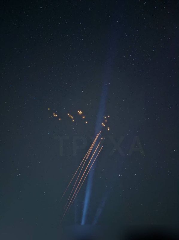 Работа украинских зенитных орудий по российским дронам камикадзе в небе над Броварами, Киевская область