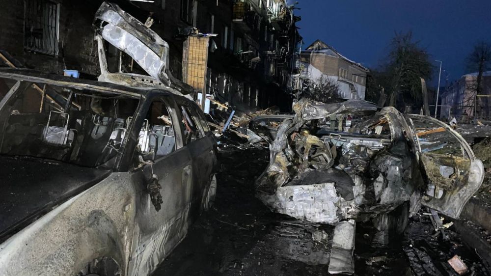 На фото — дом в Вышгороде, который якобы пострадал от прилета российской ракеты (по версии Киева)