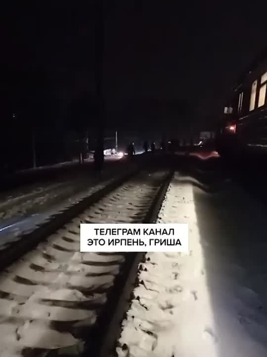 САМ СЕБЕ СПАСАТЕЛЬ. Максимально странная ситуация произошла в Ирпене во время вчерашнего блэкаута. Люди, ехавшие в электричке, оказались просто замурованы в ней