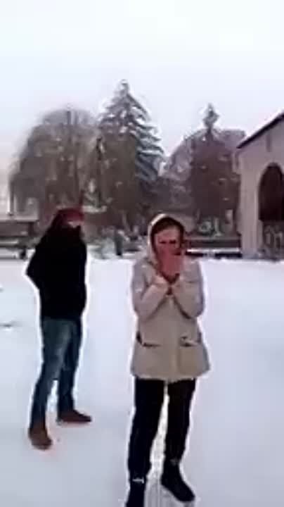 В селе Тарасовка Бориспольского района Киевской области прихожанка УПЦ, у которой накануне погиб на фронте сын, стала на колени перед «священником» ПЦУ. Она просила его не захватывать Успенский храм и дать ей отпеть сына