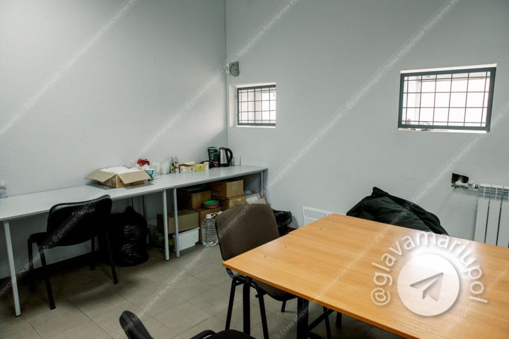 Стационарные пункты обогрева работают в Мариуполе, где можно получить необходимую помощь, выпить горячий чай или подзарядить мобильный телефон