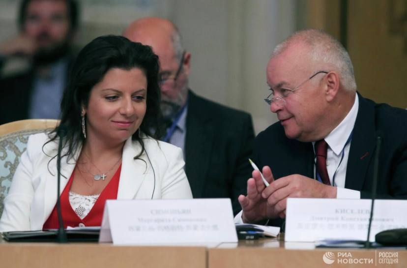 Украина ввела санкции в отношении гендиректора медиагруппы "Россия сегодня" Дмитрия Киселева и главного редактора медиагруппы Маргариты Симоньян