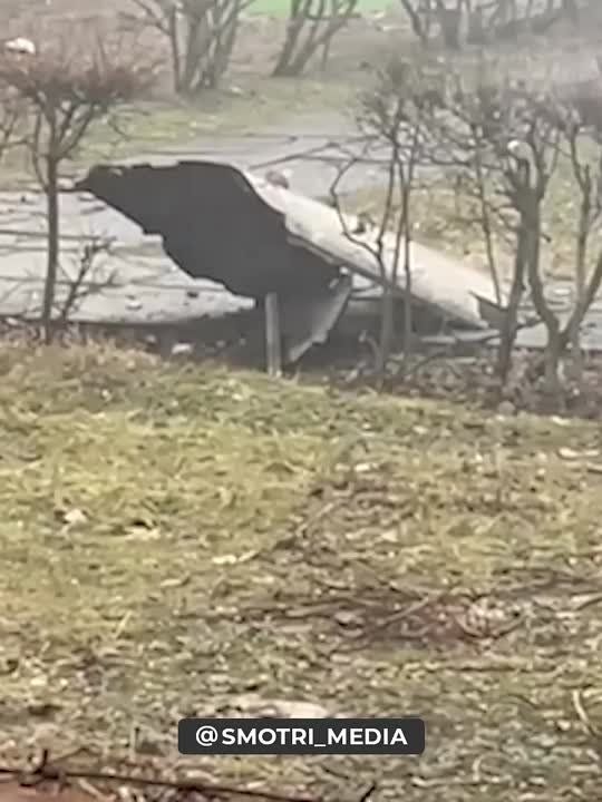 Кадры с места пожара после падения украинского вертолёта в Броварах в Киевской области