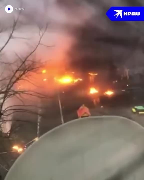 Первые минуты после падения вертолета МЧС Украины возле детского сада в Броварах