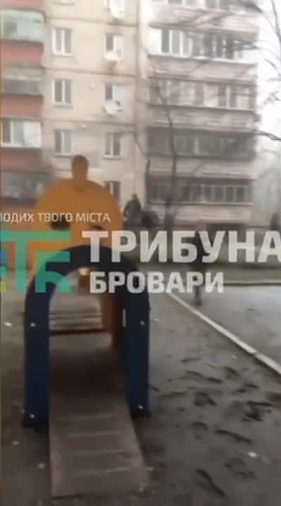 Крики и чей-то плач — первые кадры последствий падения вертолёта H225 Super Puma в Броварах Киевской области