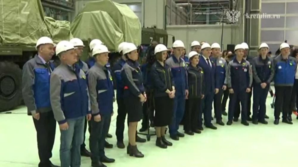 Владимир Путин посетил Обуховский завод, входящий в концерн воздушно-космической обороны «Алмаз-Антей», где побеседовал с сотрудниками предприятия
