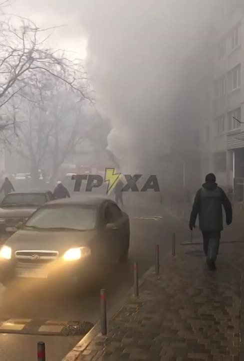 Еще кадры из города Бровары, где рядом с детским садом и жилым домом упал вертолет