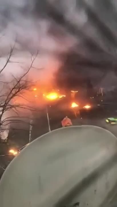 Очевидцы публикуют новые видео последствий крушения вертолета в Броварах