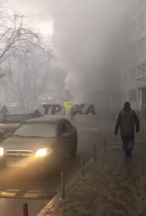 Видео из города Бровары в Киевской области, где рядом с детским садом и жилым домом упал вертолет