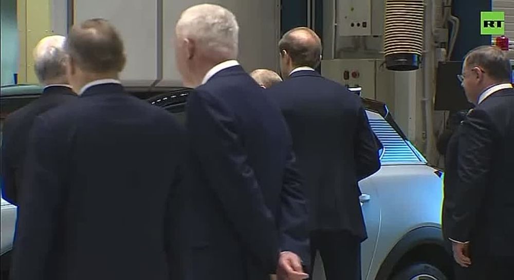 Владимир Путин оценил образец электромобиля E-NEVA на Обуховском заводе в Петербурге