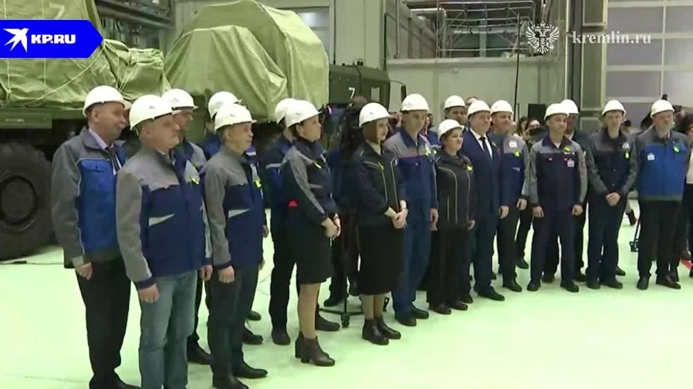 Путин посетил Обуховский завод, где побеседовал с рабочими предприятия