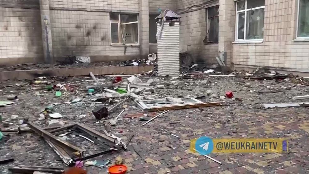 Разрушения внутри и снаружи детского сада в Броварах Киевской области после падения вертолёта с руководством МВД на борту