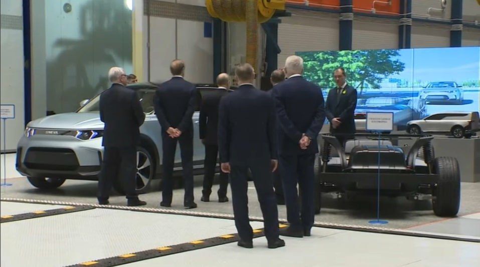 Владимир Путин на Обуховском заводе в Санкт-Петербурге осмотрел образец электромобиля E-NEVA