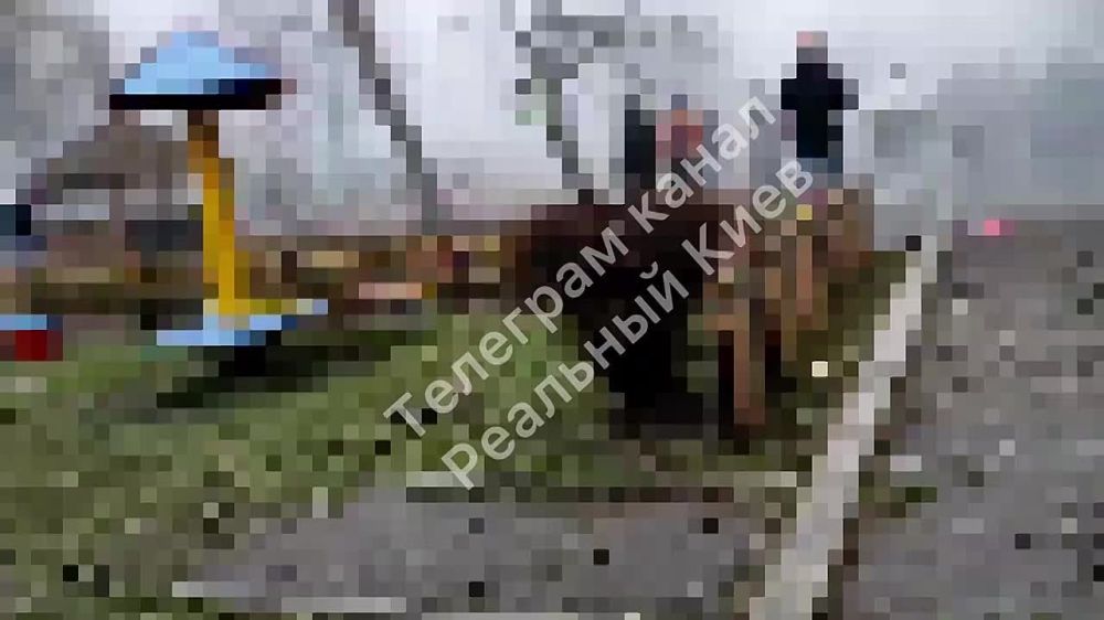 В Броварах, Киевская область, на детсад рухнул большой беспилотник или вертолет