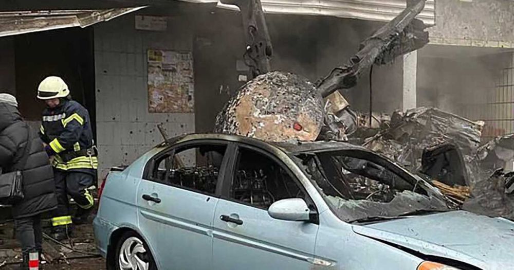 На Украине заявили о погибших после падения вертолета под Киевом