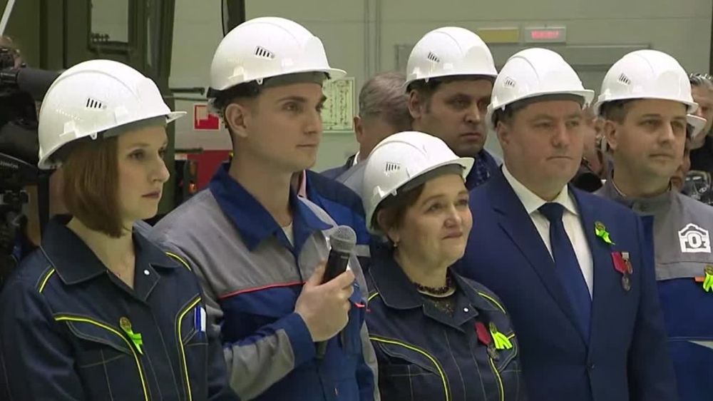 «Никаких обвалов не ожидается» — Путин во время визита на Обуховский завод в Петербурге ответил на вопрос о развитии и нынешнем состоянии оборонительных предприятий в России