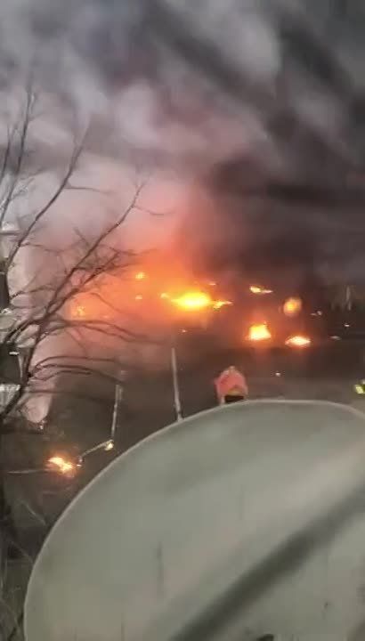 Первые минуты после падения вертолёта в Броварах недалеко от детского сада: огромное пламя и крики людей