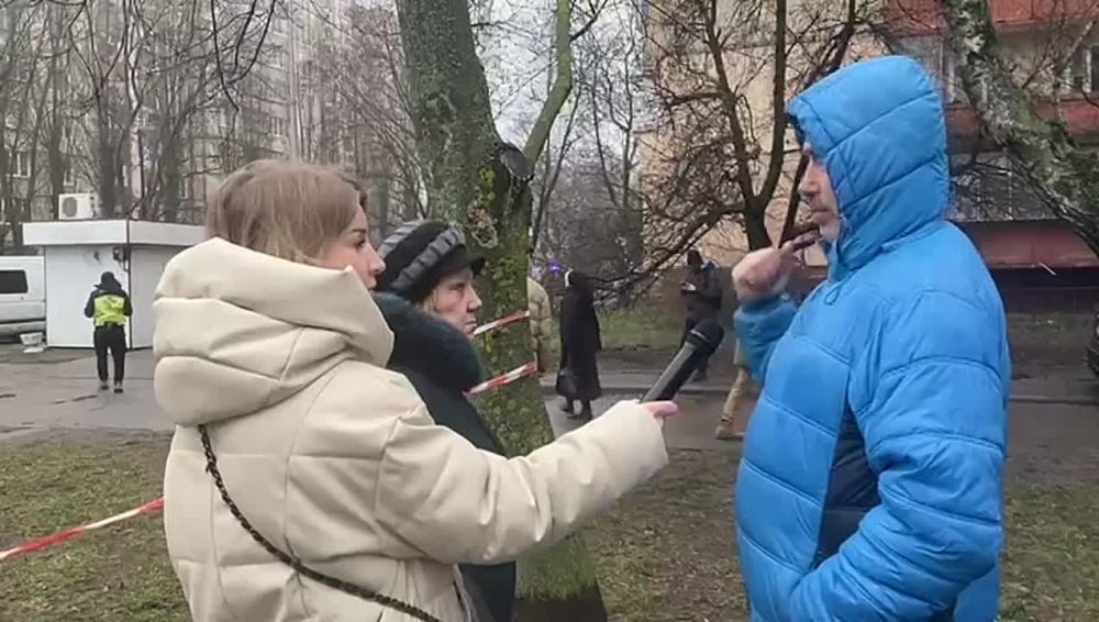 Вертолет сделал три круга над "Форой", полетел в центр, начал резко снижаться, ударился, загорелся и все — местные СМИ публикуют кадры интервью с жителем Броваров о последних минутах перед авиакатастрофой